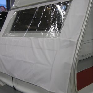 Asuntovaunun päätypeite 230cm x 150cm ikkunalla.